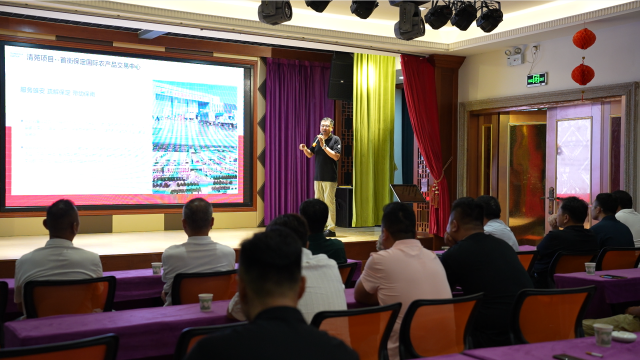 杨建飞正在向果农介绍首衡集团基本情况。