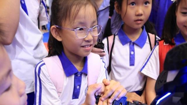 掰手腕大战！谁能赢？6个小朋友vs外骨骼机器人