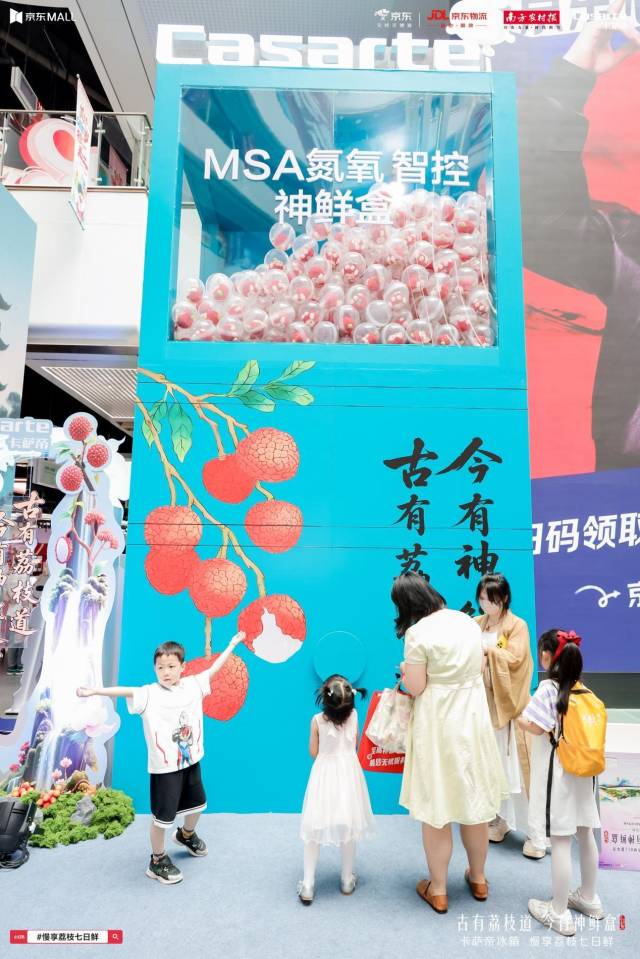 巨型神鲜盒盲盒扭蛋专区。