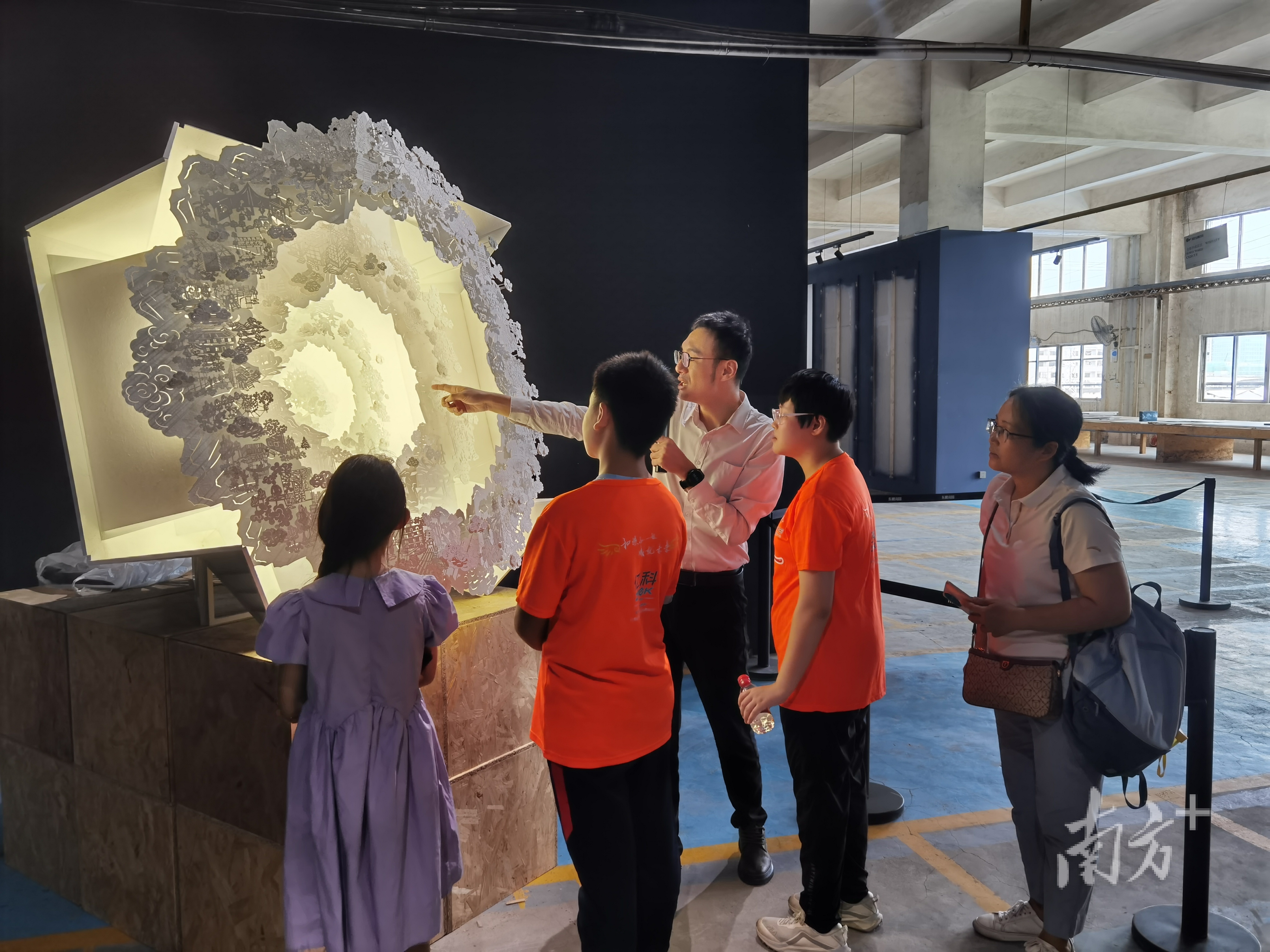 “特殊天使艺术团”走进东鹏T2M二场，开展参观体验活动。