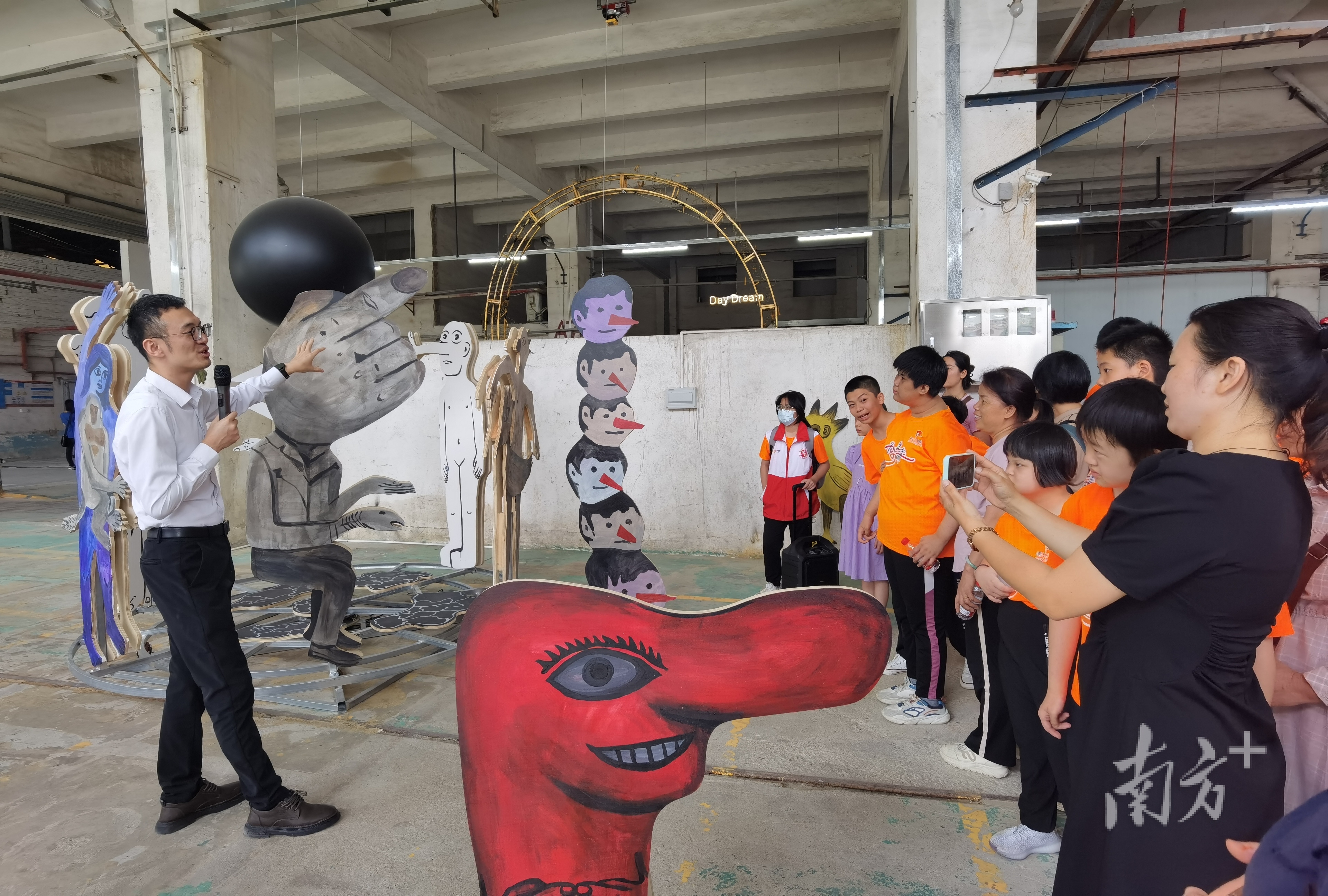 “特殊天使艺术团”走进东鹏T2M二场，开展参观体验活动。