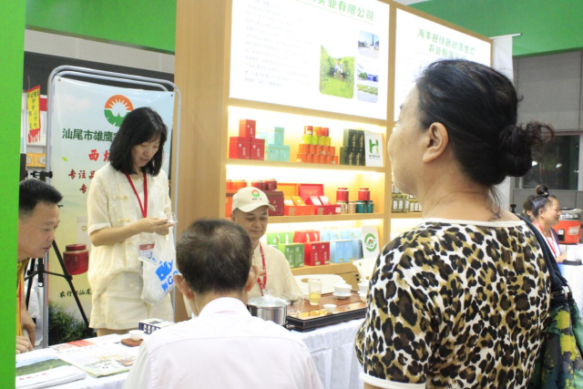 市民、客商纷纷点赞莲花山茶。李艳摄