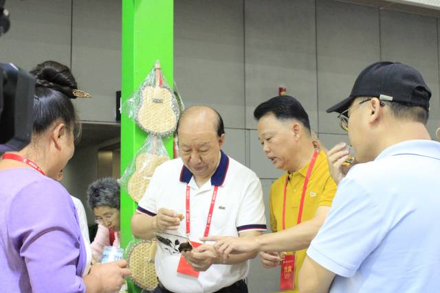 中国茶叶流通协会荣誉会长、广东省茶业行业协会会长穆有为认真品鉴海丰莲花山茶。李艳摄