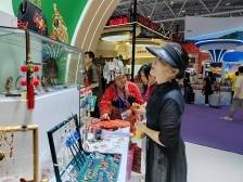 文博会上，连南非遗传承人为何一天一套瑶族盛装？