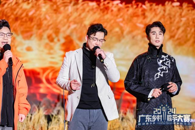 王健偉（中）領(lǐng)銜演唱原創(chuàng)作品《逐夢謠》。  