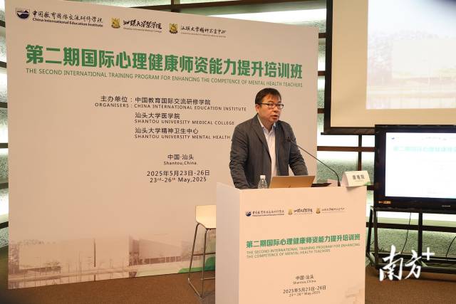 中国教育国际交流研修学院副院长唐唯阳致辞。 中国教育国际交流研修学院副院长唐唯阳致辞。