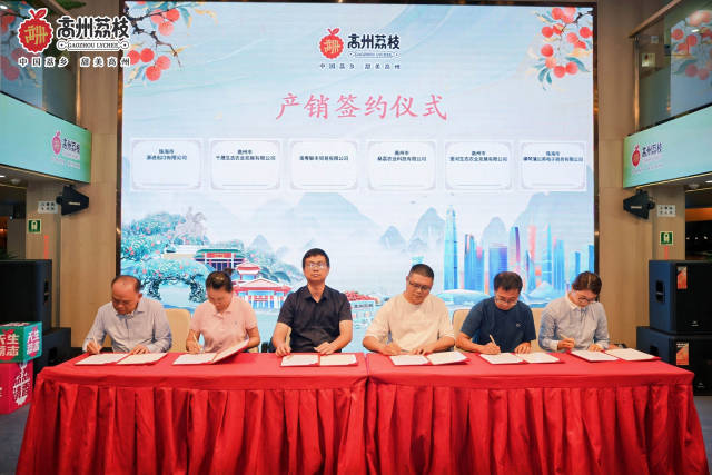 现场举行产销签约仪式。 现场举行产销签约仪式。