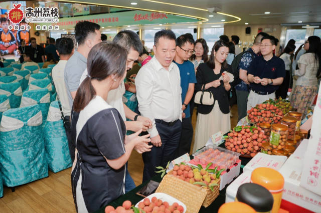 嘉宾品鉴高州荔枝。