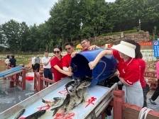 东源连续三年多批次开展增殖放流活动，累计投放鱼苗超2500万尾