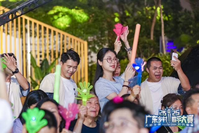 臺(tái)下觀眾熱烈喝彩,。