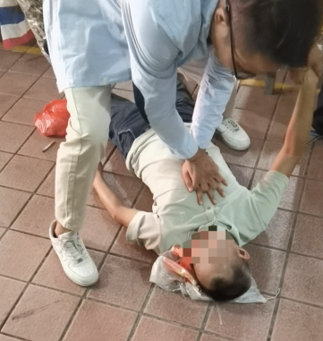 何广全在给龙某进行按压。  更楼市场供图