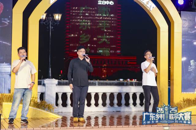 清远市流行音乐协会代表团现场演奏《奔跑吧,清远》。 清远市流行音乐协会代表团现场演奏《奔跑吧,清远》。