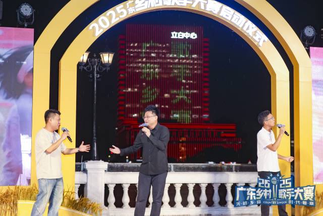 清遠市流行音樂協(xié)會代表團帶來原創(chuàng)曲目《奔跑吧,、清遠》。