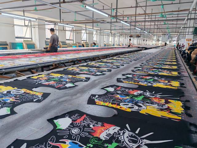 近三年,陆河累计引进培育富民兴村中小微工厂超1300家,其中服装生产类占800余家。