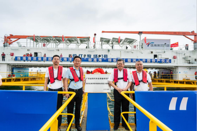 左一：珠海市海洋发展局党组成员、副局长苏跃朋，左二：珠海市海洋发展集团有限公司党委书记、董事长梁凯斌，右二：广东省农业农村厅二级巡视员李冠强，右一：广东省现代农业装备研究院党委书记、院长 彭彬