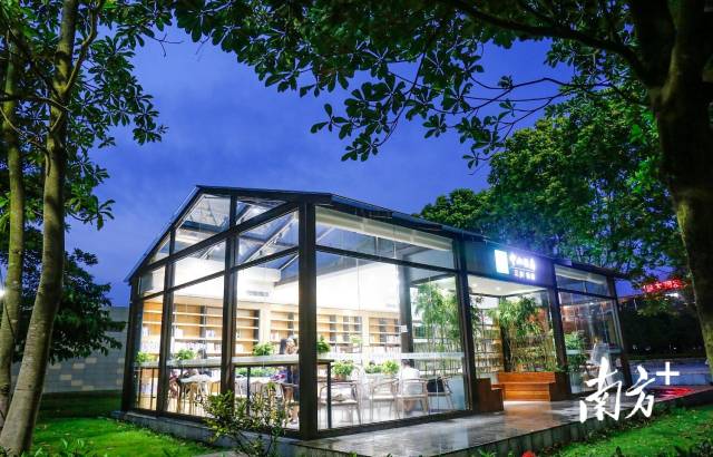 市民在中山三乡镇文化广场的中山书房内阅读。 南方+记者 叶志文 摄 市民在中山三乡镇文化广场的中山书房内阅读。 南方+记者 叶志文 摄