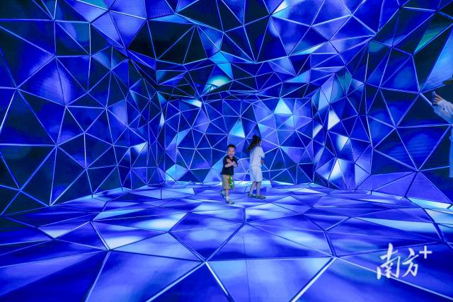 观众正在体验VR降落伞游戏。