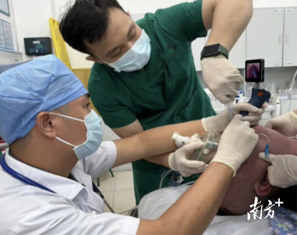 高明区人民医院胸痛中心给胸痛患者做手术的照片。  受访医院供图