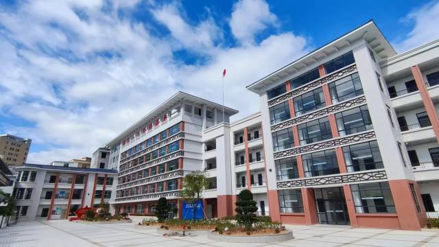 在省人力資源和社會保障廳縱向幫扶工作隊(duì)及駐鎮(zhèn)幫鎮(zhèn)扶村工作隊(duì)的支持下,，饒北鄉(xiāng)村振興人才培訓(xùn)基地正式落成運(yùn)營。