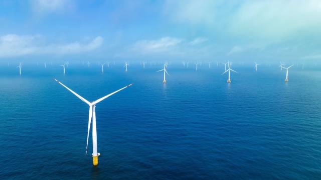 近三年阳西海上风电项目完成投资达740亿元,并网装机容量从2022年的230万千瓦增加到530万千瓦,居全国县级首位。任浩沿 摄 近三年阳西海上风电项目完成投资达740亿元,并网装机容量从2022年的230万千瓦增加到530万千瓦,居全国县级首位。任浩沿 摄