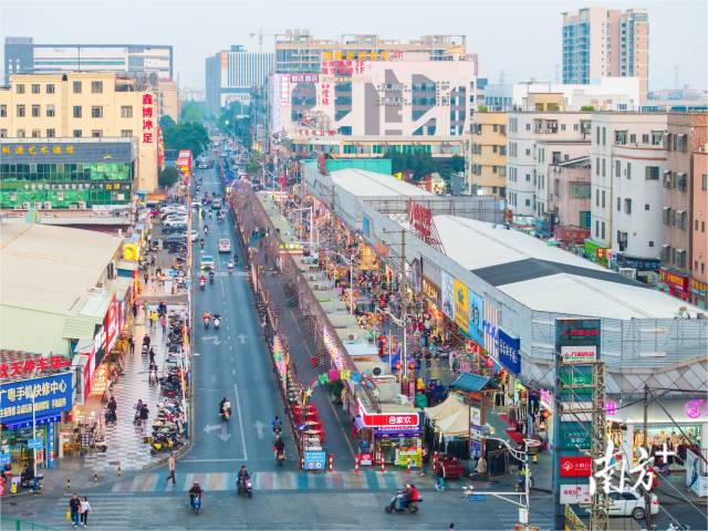 盛丰夜市街日人流量近万，每年可为社区增收200万元。 受访者供图