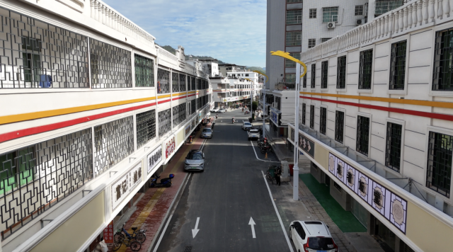 连平县隆街镇以“红黄主色调”统一圩镇风貌。