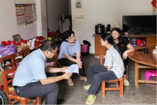 工作队入户走访辍学学生，帮助辍学学生重返校园。