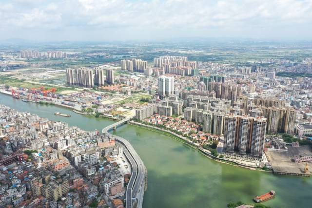 博罗县石湾镇锚定“镇当城建”理念，以小城市标准加快推进广东省中心镇建设。