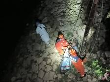 男子夜间失足坠落河堤，江门消防紧急救援