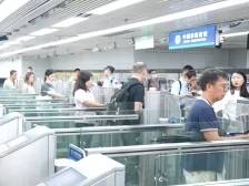 单日超29.7万人次！在罗湖口岸，超7种语言服务通关旅客｜营商新势③