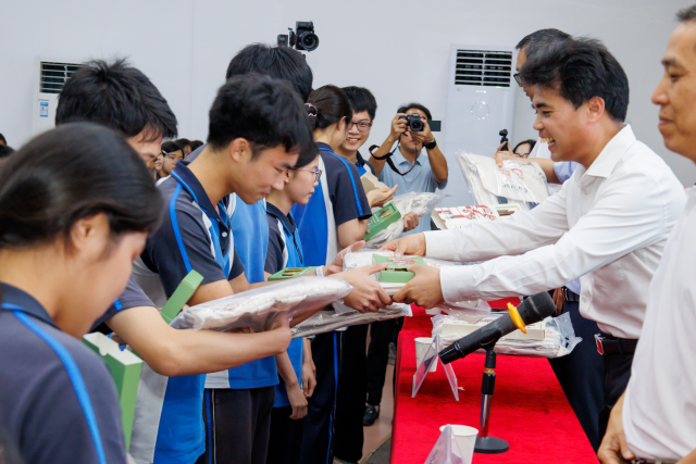 茂南区教育局领导、茂南区农业农村局领导为高考考生送上茂南古荔文创礼盒。 茂南区教育局领导、茂南区农业农村局领导为高考考生送上茂南古荔文创礼盒。