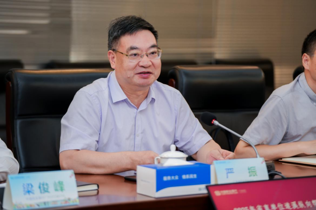 廣東省藥品監(jiān)督管理局副局長嚴(yán)振在會上發(fā)言