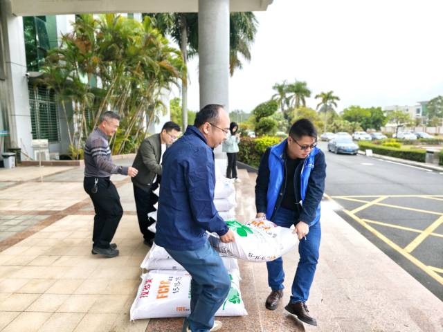 向农户捐赠农资。  受访者供图