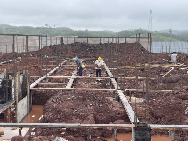 广东兴之润竹木加工厂正在紧张施工中  