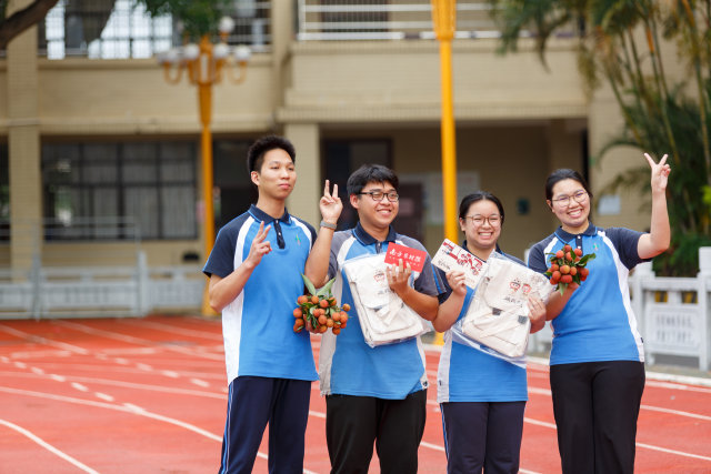 收到文创礼盒的高三(3)班同学们。 收到文创礼盒的高三(3)班同学们。