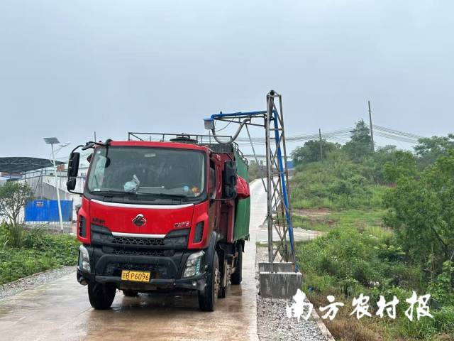 集中处理中心安排运输车辆到养殖场，利用龙门架无接触收纳运输