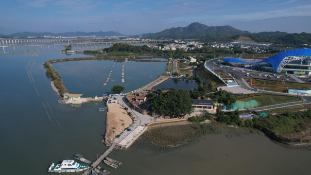 改造后的汕尾市马宫街道长沙村，吸引着游客体验渔村文化和青年返乡创业。