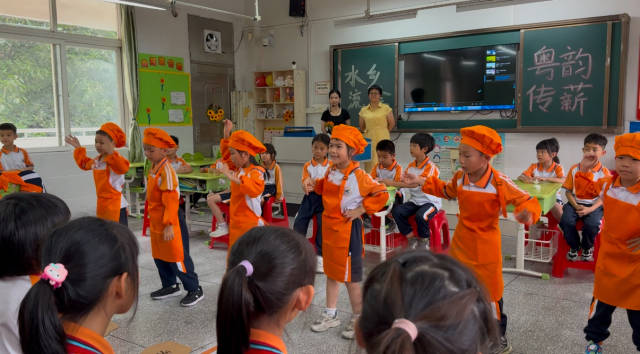 情景剧《早茶》让学生们在玩中学，学中玩，体验广东早茶文化。