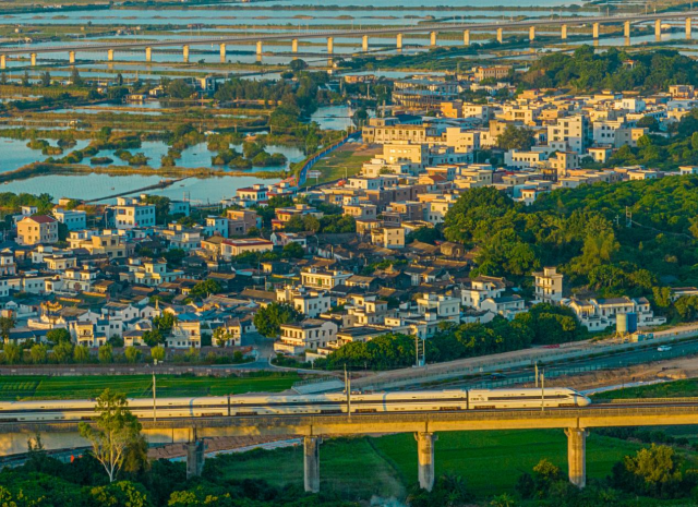 中铁广投助力汕尾高铁沿线风貌提升。