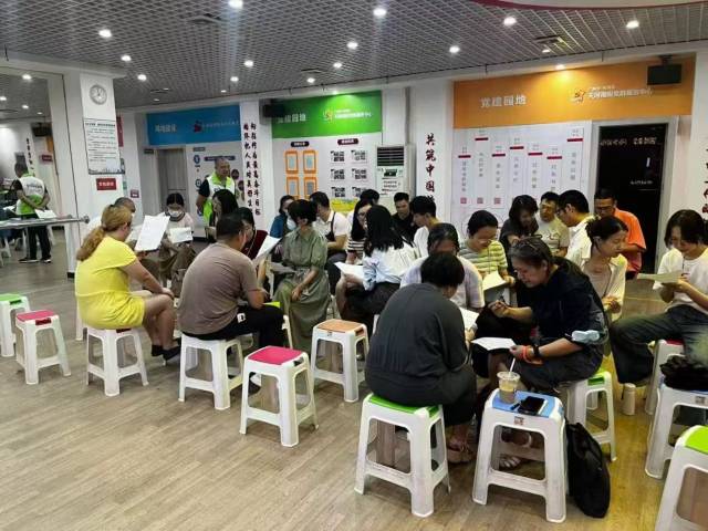 启缘分队粤学粤快乐志愿者团队举行线下培训，一对一教学。