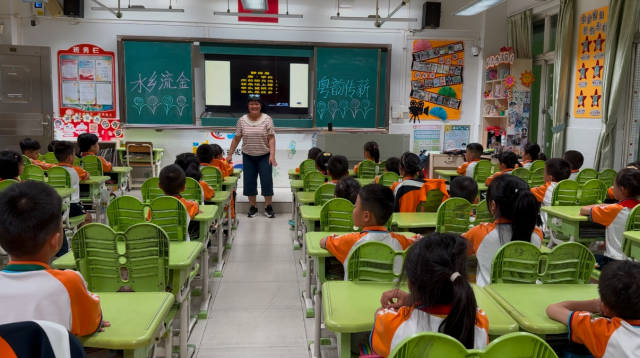 金溪小学课堂上，二年级的学生们在用粤语体味古诗词。