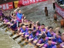 叠滘龙船新面孔，德国扒仔初试“水上漂移”