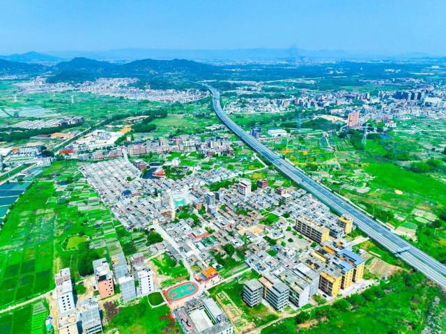 中国铁建采用“公益+微利”模式，助力揭阳市镇村风貌提升、基础设施完善、产业转型升级。