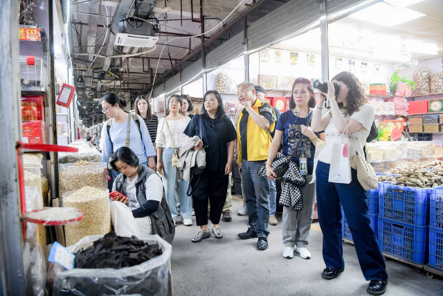 法国旅行商探访广州清平市场。