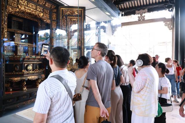 法国旅行商深入了解广州陈家祠。