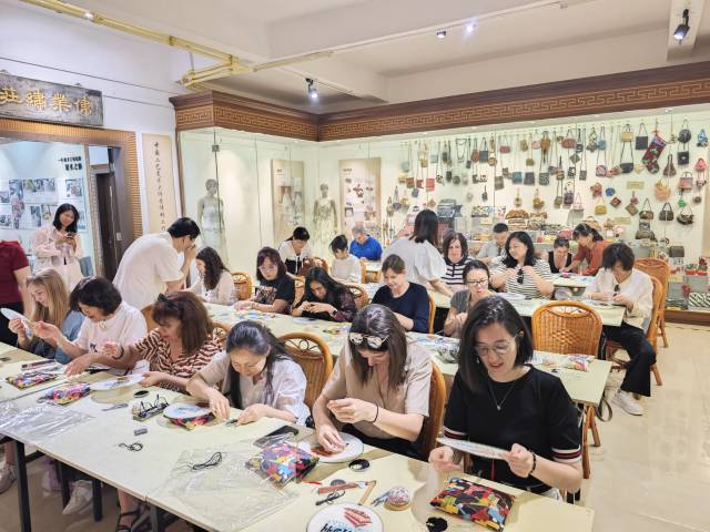 法国旅行商在潮州体验潮绣项目。