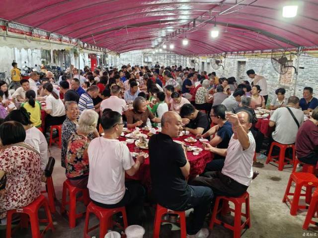 齐聚一堂享用“龙船饭” 齐聚一堂享用“龙船饭”