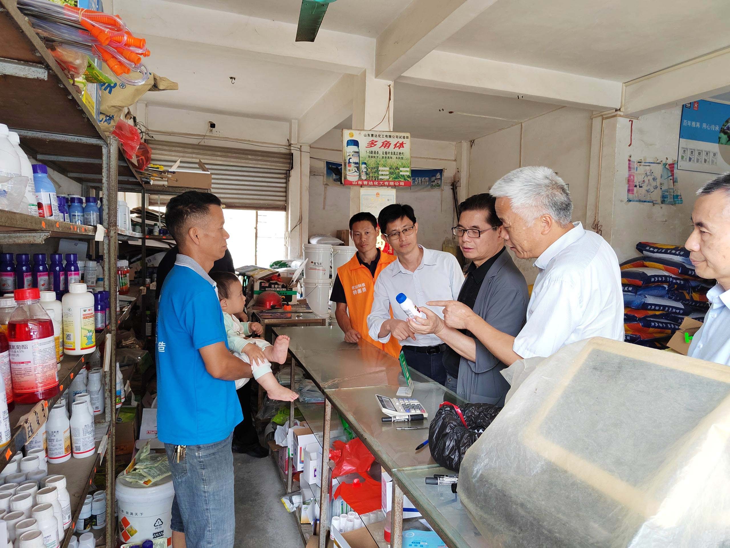 一行人查看农资店销售农药情况。季保 一行人查看农资店销售农药情况。荔枝
