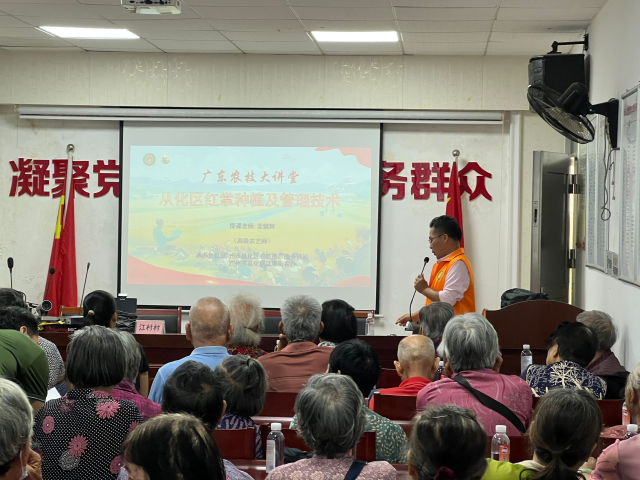 广东省农业科技特派员高级农艺师麦健辉分享“兰花催花管理技术与红掌种植技术”。 广东省农业科技特派员高级农艺师麦健辉分享“兰花催花管理技术与红掌种植技术”。
