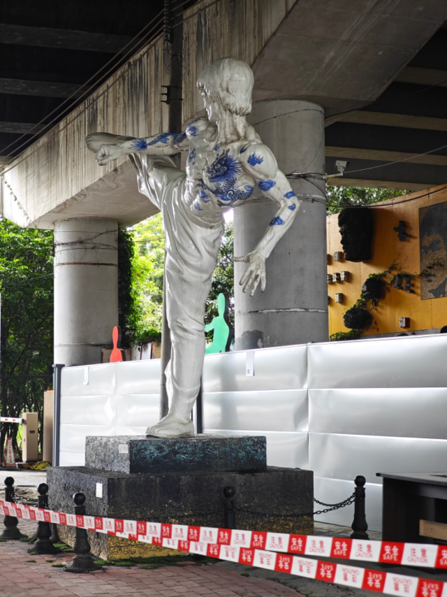 曾经的园区入口标志李小龙雕塑，将随着它的原型落入历史的河流。